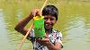 Amazing Bottle Fish Trap Village Boy Attraper Du Poisson En Utilisant Piège À Poissons Bouteille En Plastique