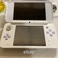 Nouvelle console Nintendo 2DS LL blanche x lavande, chargeur, support pour téléphone, pochette, bouteille.