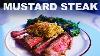 Steak De Sirloin Avec Des Graines De Moutarde Piquée Et Des Légumes Verts